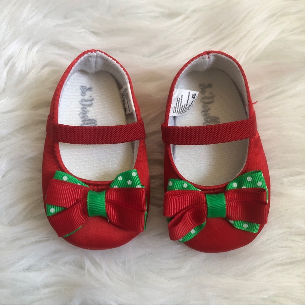 So Dorable 6-12M red/green holiday baby girl shoes